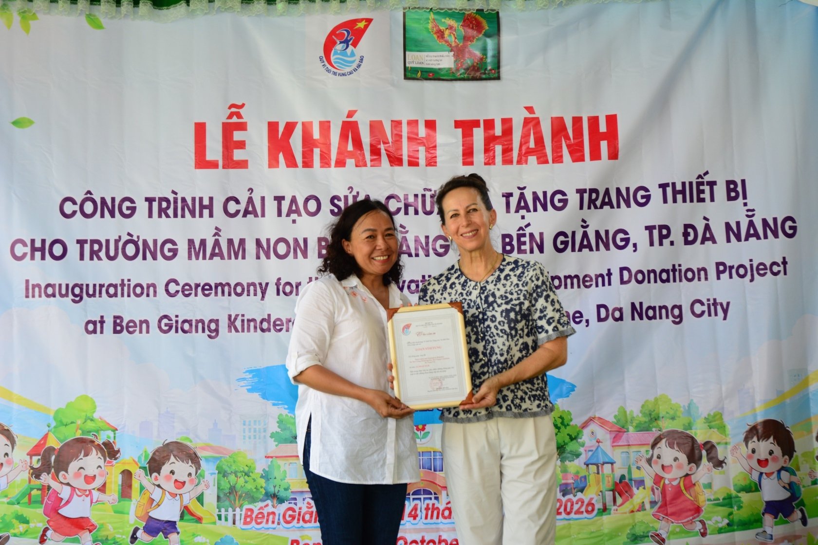 Nh&agrave; b&aacute;o Đỗ Thị Thanh B&igrave;nh trao thư cảm ơn của Quỹ V&igrave; Tuổi trẻ V&ugrave;ng cao v&agrave; Hải đảo đến nh&agrave; t&agrave;i trợ