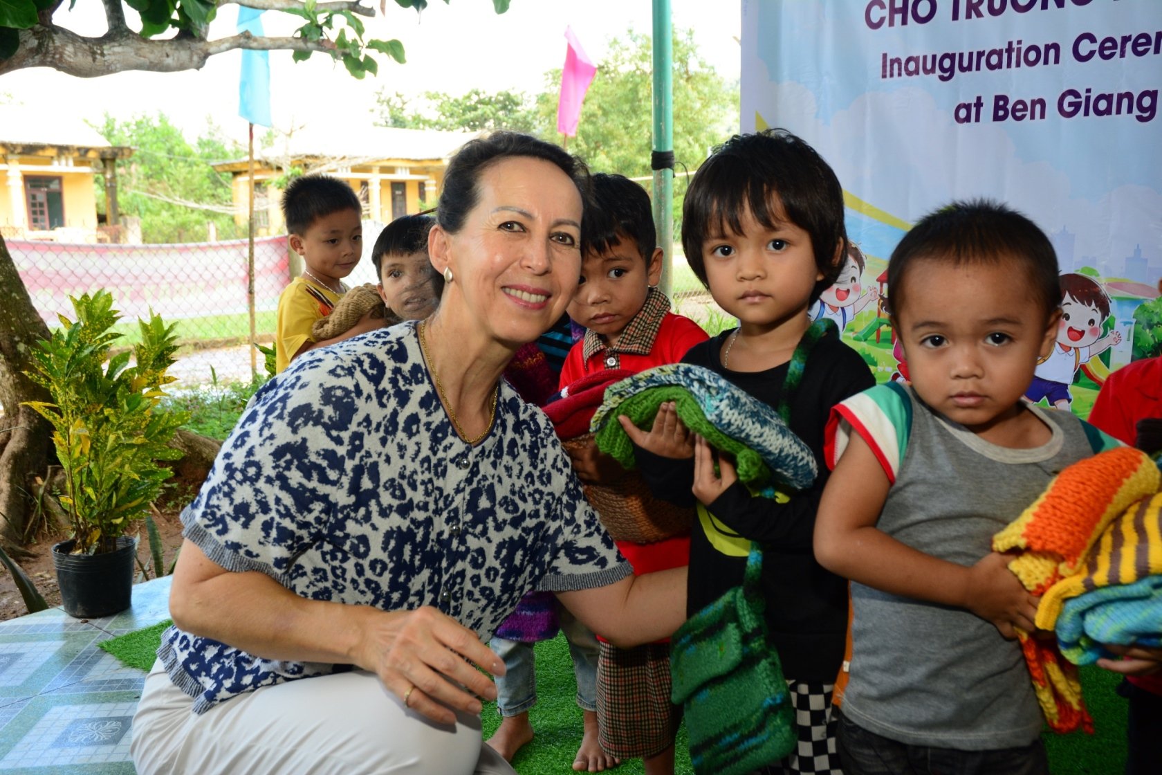 B&agrave; Isabelle Muller tặng qu&agrave; c&aacute;c ch&aacute;u tại điểm trường Tơ Pơơ.