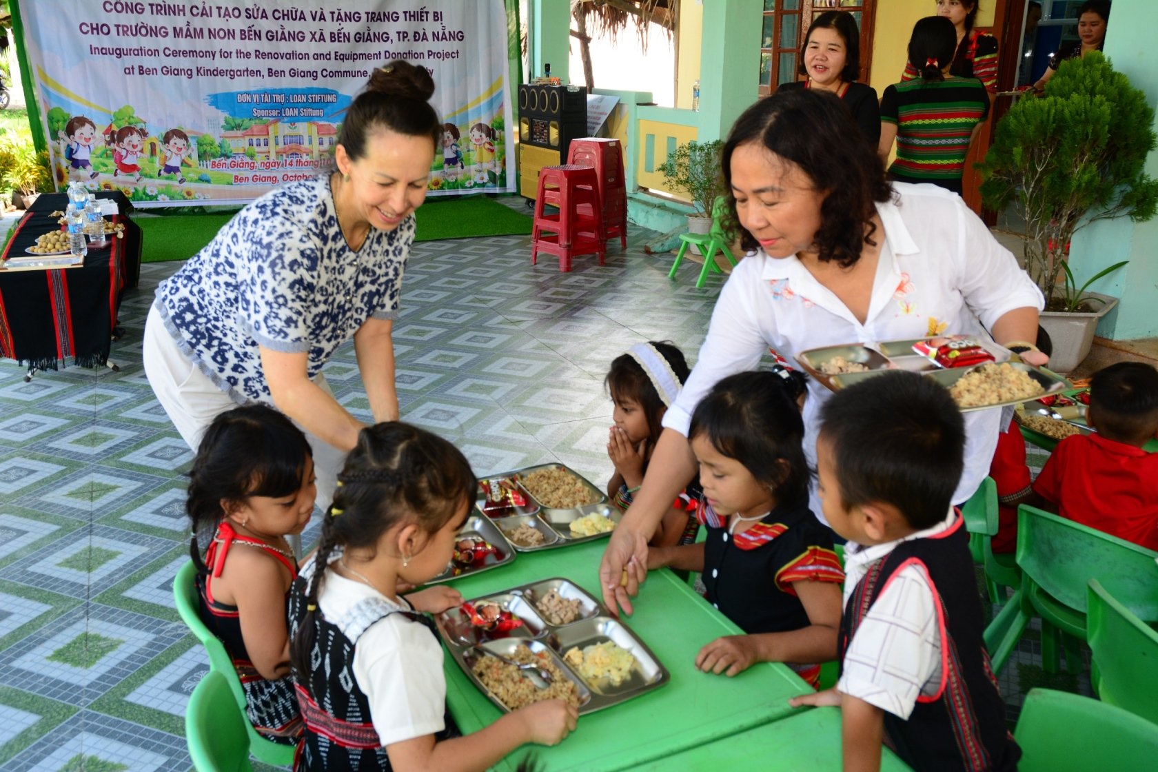 Bữa ăn đầu ti&ecirc;n của c&aacute;c bạn nhỏ khi c&oacute; khu bếp ăn mới.