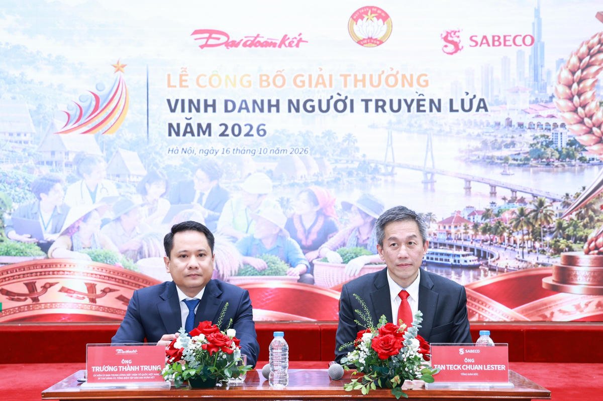 Nh&agrave; b&aacute;o Trương Th&agrave;nh Trung - Tổng Bi&ecirc;n tập B&aacute;o Đại đo&agrave;n kết, Trưởng Ban Tổ chức chương tr&igrave;nh v&agrave; &ocirc;ng Lester Tan - Tổng Gi&aacute;m đốc Tổng C&ocirc;ng ty Cổ phần Bia &ndash; Rượu &ndash; Nước giải kh&aacute;t S&agrave;i G&ograve;n (SABECO), trao đổi, trả lời c&acirc;u hỏi của ph&oacute;ng vi&ecirc;n tại Lễ c&ocirc;ng bố Giải thưởng &ldquo;Vinh danh Người truyền lửa&rdquo; năm 2026.