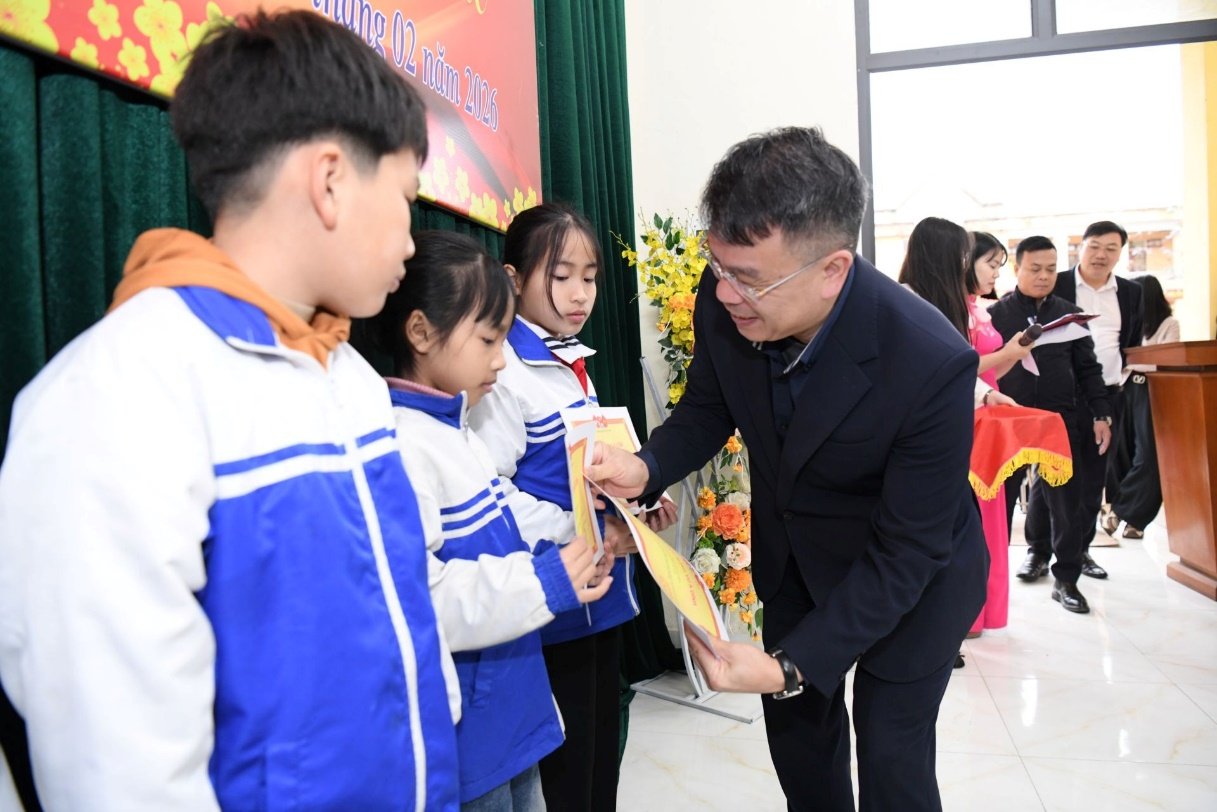 Quỹ V&igrave; Tuổi trẻ v&ugrave;ng cao v&agrave; hải đảo trao học bổng cho học sinh tại Tuy&ecirc;n Quang.