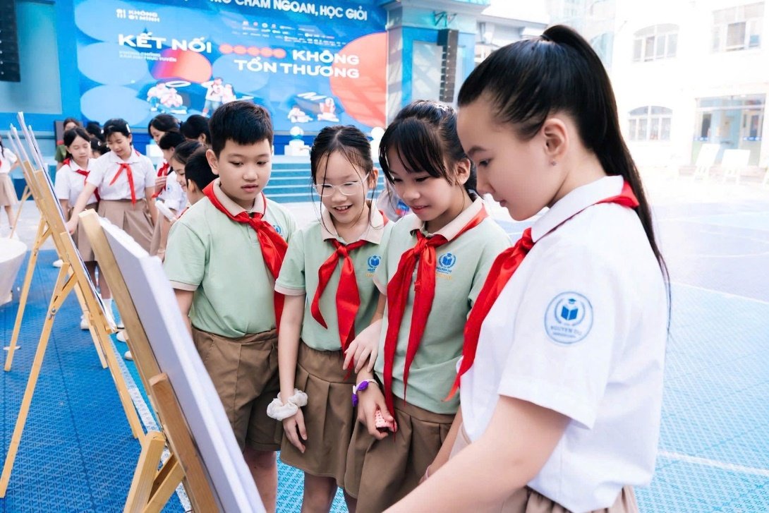 Học sinh tham gia hoạt động trải nghiệm trong chiến dịch &ldquo;Kh&ocirc;ng Một M&igrave;nh&rdquo;.