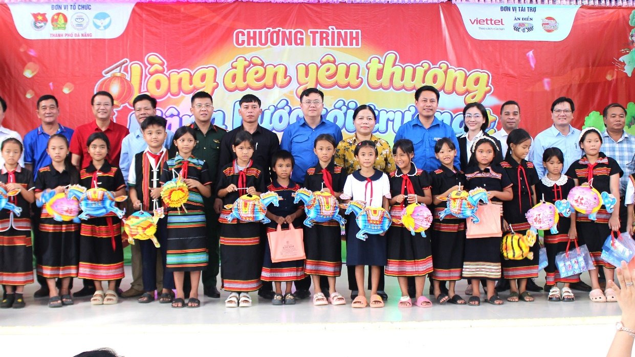 Trao qu&agrave; Trung thu cho học sinh đồng b&agrave;o d&acirc;n tộc Gi&eacute; Tri&ecirc;ng v&agrave;o dịp Trung thu.