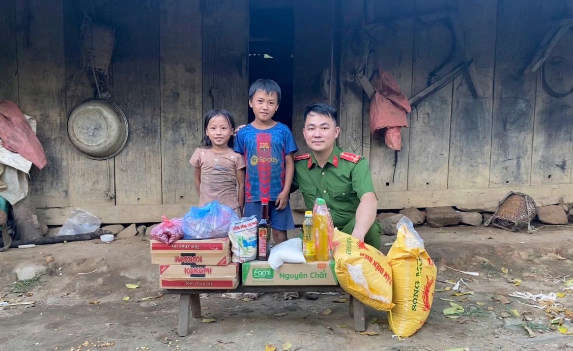 Đại &uacute;y C&agrave; Văn Minh với dự &aacute;n &ldquo;Em nu&ocirc;i C&ocirc;ng an&rdquo; đ&atilde; hỗ trợ nhiều trẻ em c&oacute; ho&agrave;n cảnh kh&oacute; khăn.