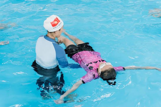 Cục B&agrave; mẹ v&agrave; Trẻ em c&ugrave;ng c&aacute;c đơn vị phối hợp đ&atilde; tổ chức dạy bơi cho h&agrave;ng trăm ngh&igrave;n trẻ em.