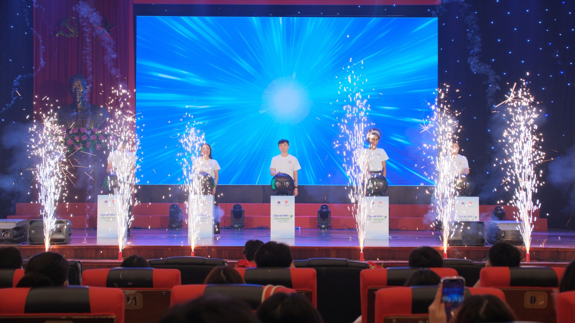 C&aacute;c đại biểu thực hiện nghi thức cam kết &ldquo;Thanh ni&ecirc;n Việt Nam n&oacute;i kh&ocirc;ng với thuốc l&aacute; &ndash; Chọn sống khỏe, chọn tương lai&rdquo;.