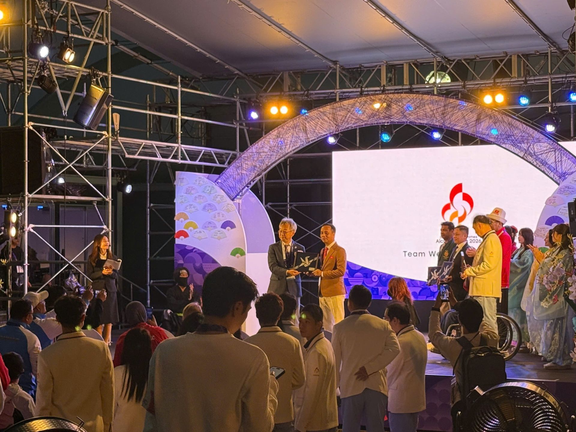 Trưởng đo&agrave;n Nguyễn Trọng Hổ nhận qu&agrave; lưu niệm từ Ban tổ chức tại Lễ thượng cờ.