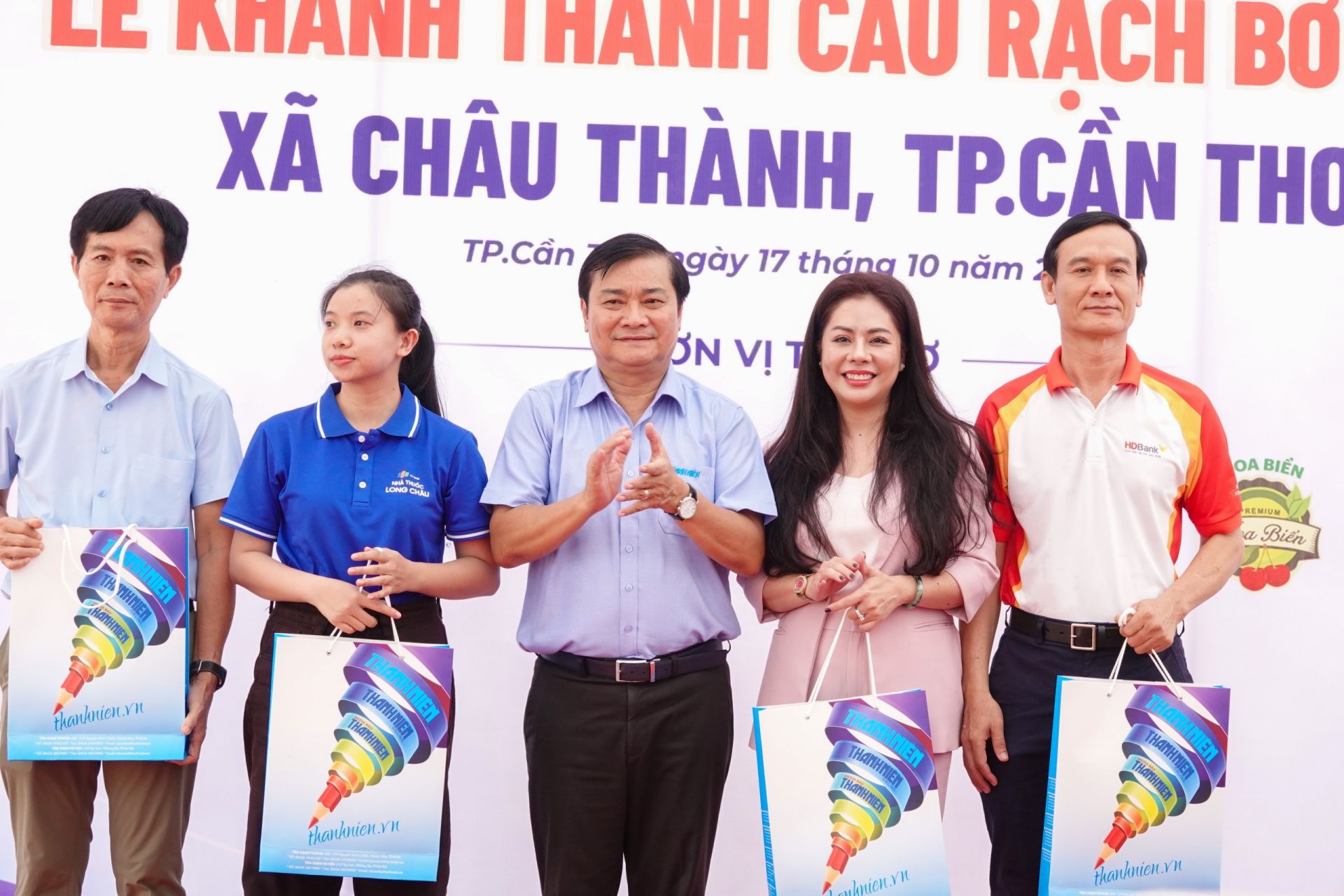 Tổng bi&ecirc;n tập B&aacute;o Thanh Ni&ecirc;n Nguyễn Ngọc To&agrave;n tặng qu&agrave; cảm ơn c&aacute;c đơn vị t&agrave;i trợ.