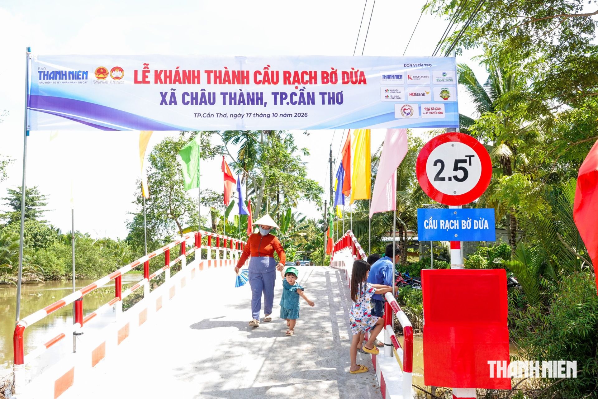 Người d&acirc;n địa phương phấn khởi đi tr&ecirc;n c&acirc;y cầu mới.
