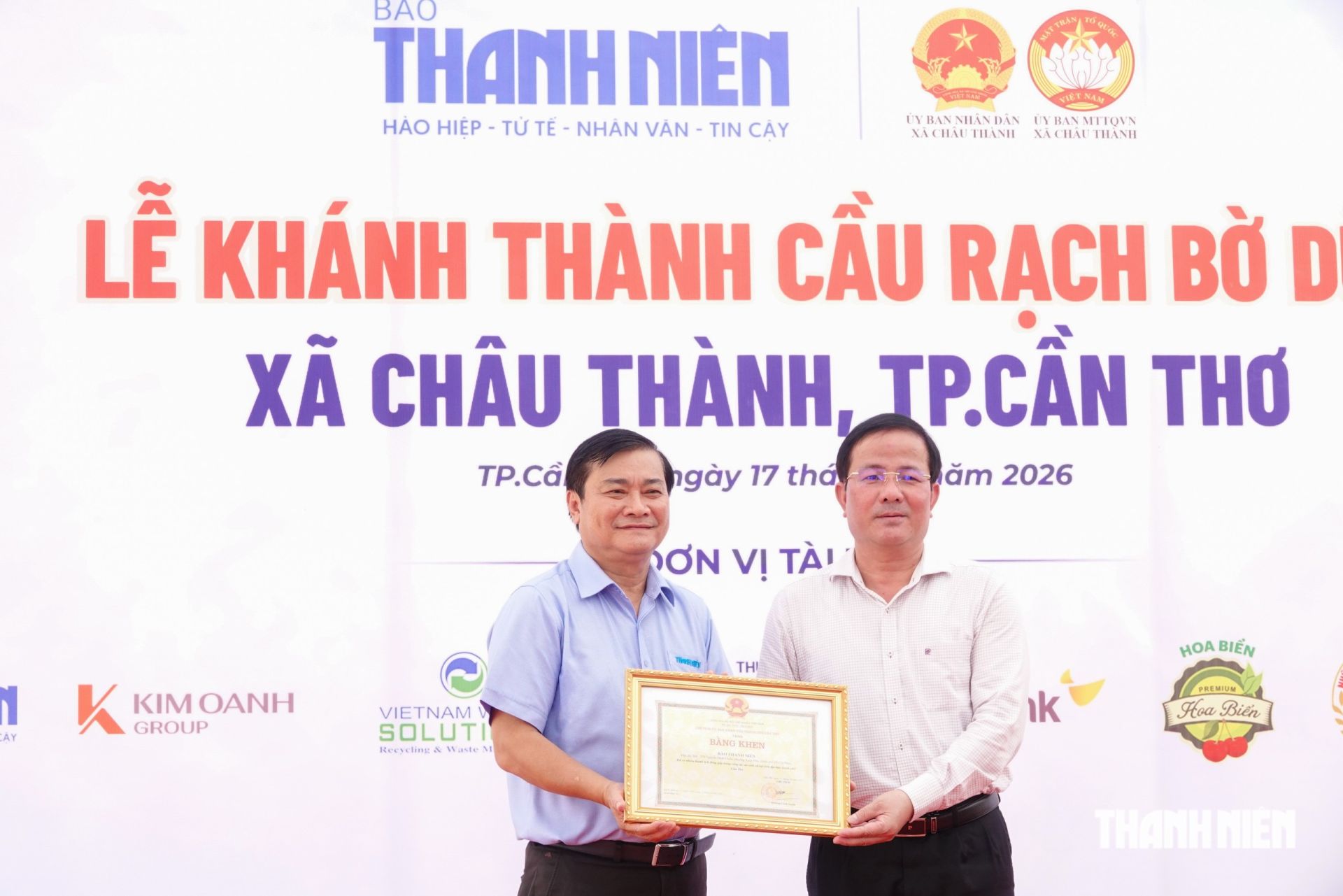 Ph&oacute; b&iacute; thư Th&agrave;nh ủy Cần Thơ Trần Văn Huyến trao bằng khen đến B&aacute;o Thanh Ni&ecirc;n.