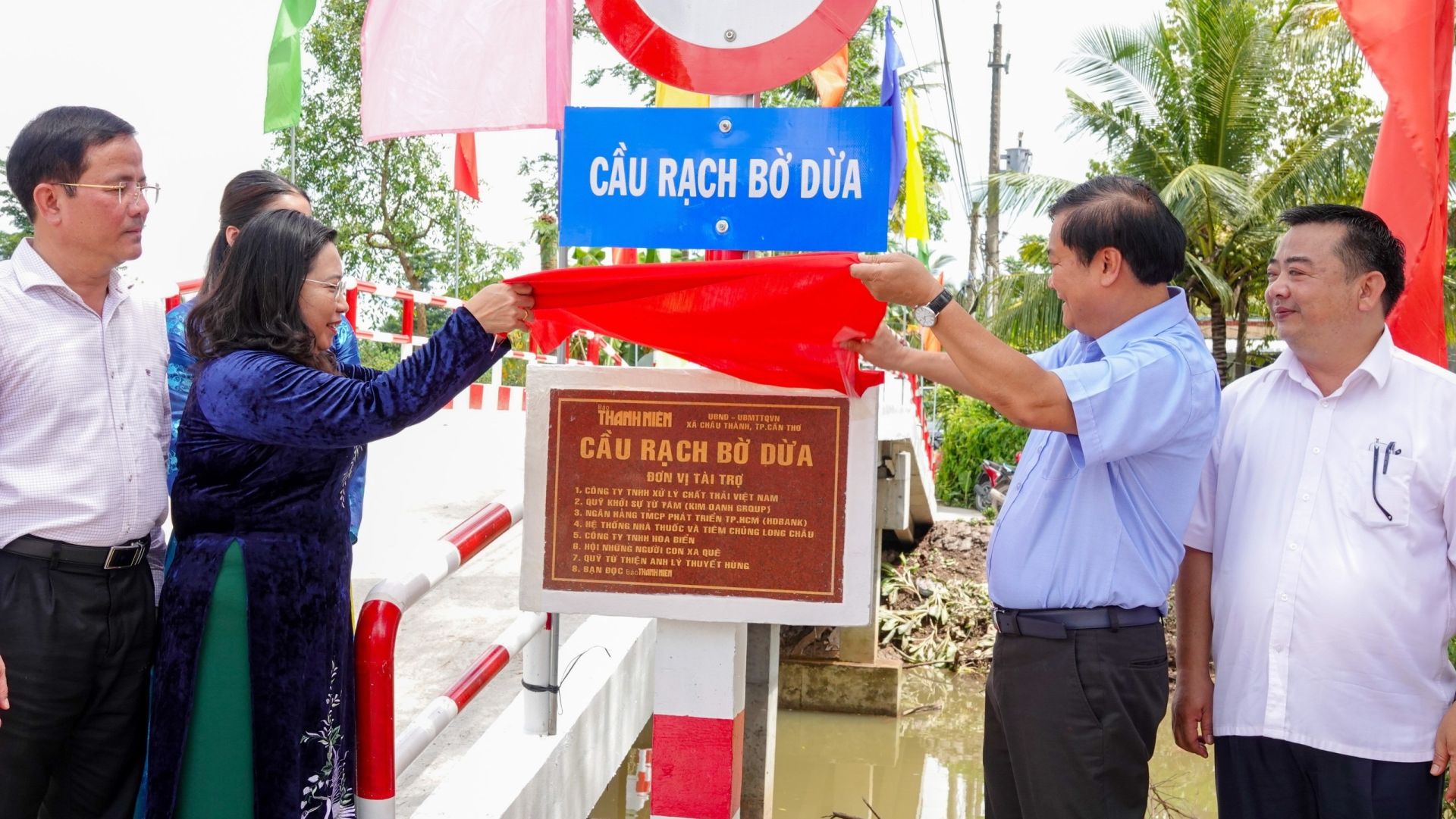 Đ&acirc;y l&agrave; c&acirc;y cầu thứ 10 B&aacute;o Thanh Ni&ecirc;n x&acirc;y dựng tại miền T&acirc;y.