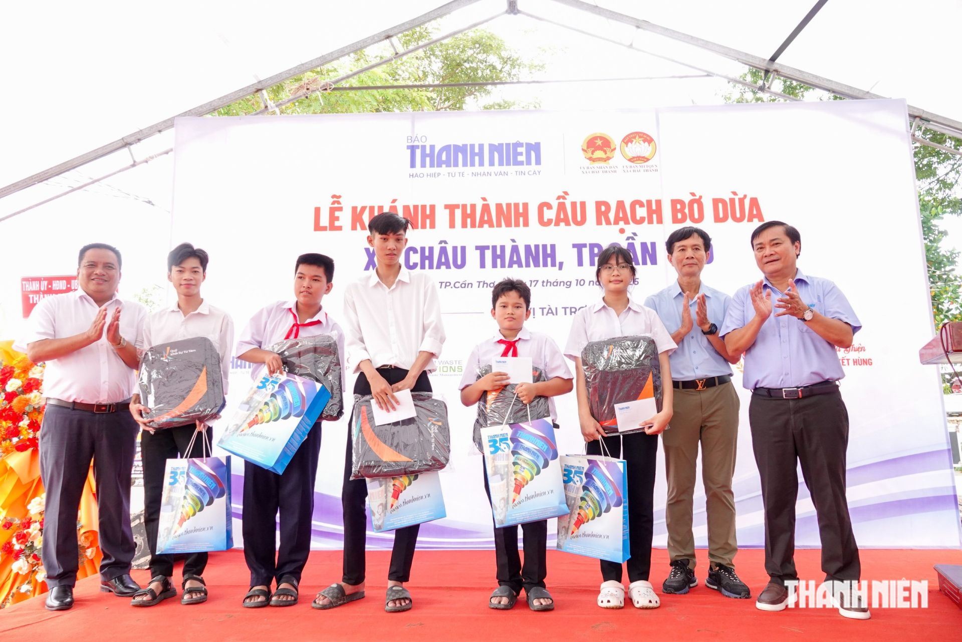 C&aacute;c em học sinh nhận học bổng v&agrave; qu&agrave; tặng của B&aacute;o Thanh Ni&ecirc;n c&ugrave;ng &ocirc;ng Phan Văn Nh&agrave;n, Chủ tịch Hội Doanh nghiệp phường B&igrave;nh Trị Đ&ocirc;ng (TP.HCM) v&agrave; Quỹ Khởi Sự Từ T&acirc;m (Kim Oanh Group).