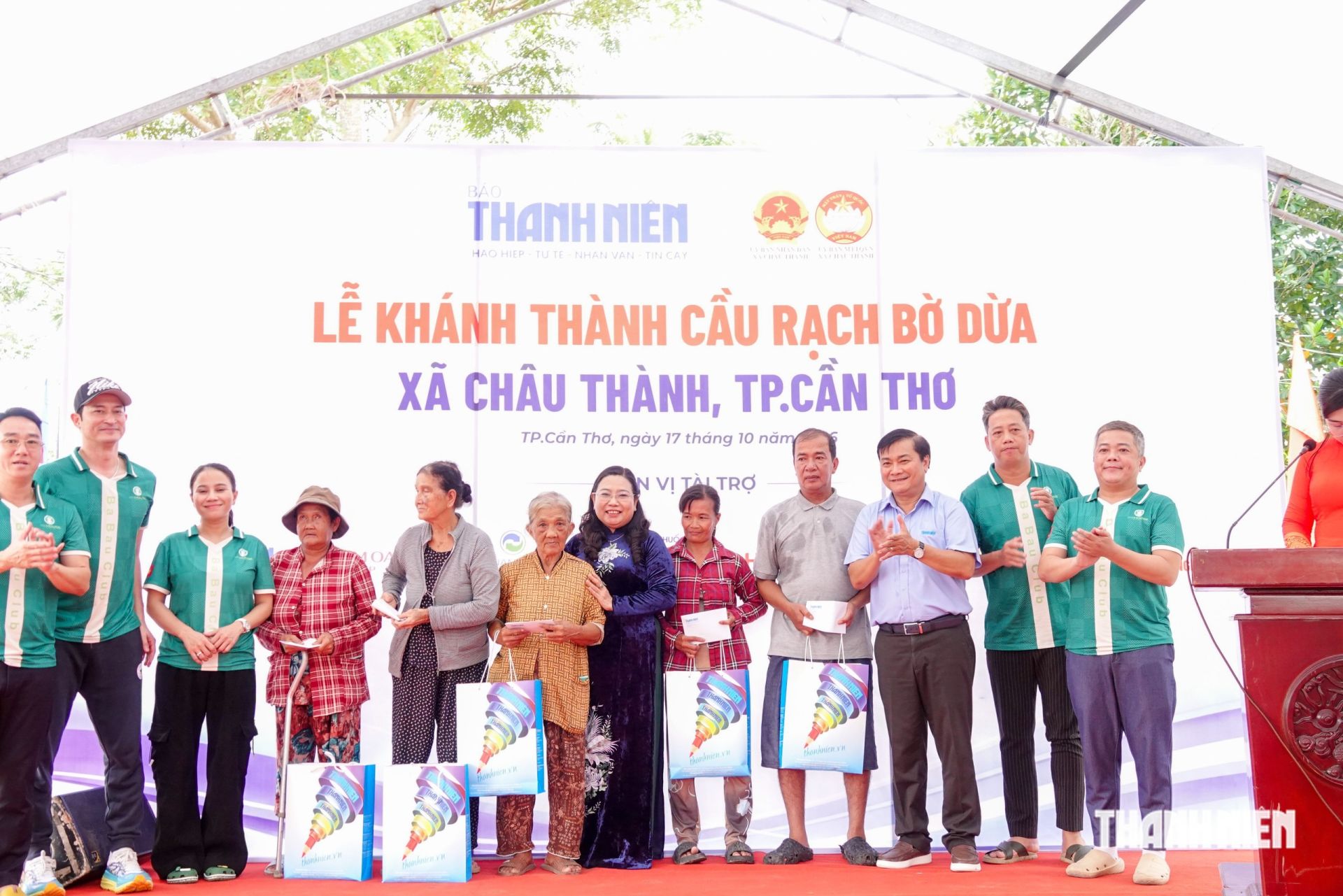 C&aacute;c hộ d&acirc;n c&oacute; ho&agrave;n cảnh kh&oacute; khăn nhận qu&agrave; chia sẻ từ chương tr&igrave;nh.