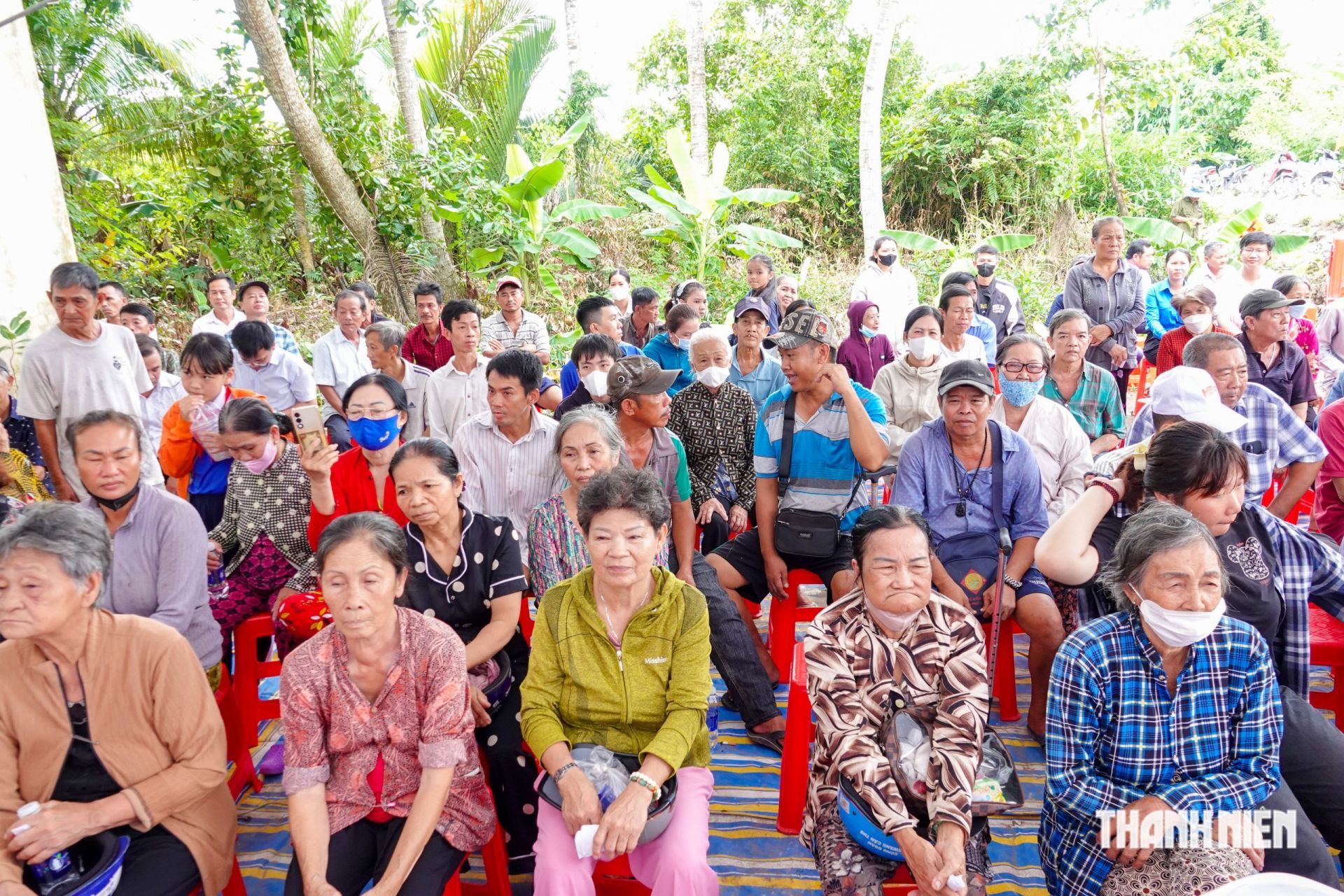 B&agrave; con x&atilde; Ch&acirc;u Th&agrave;nh đến tham dự chương tr&igrave;nh.
