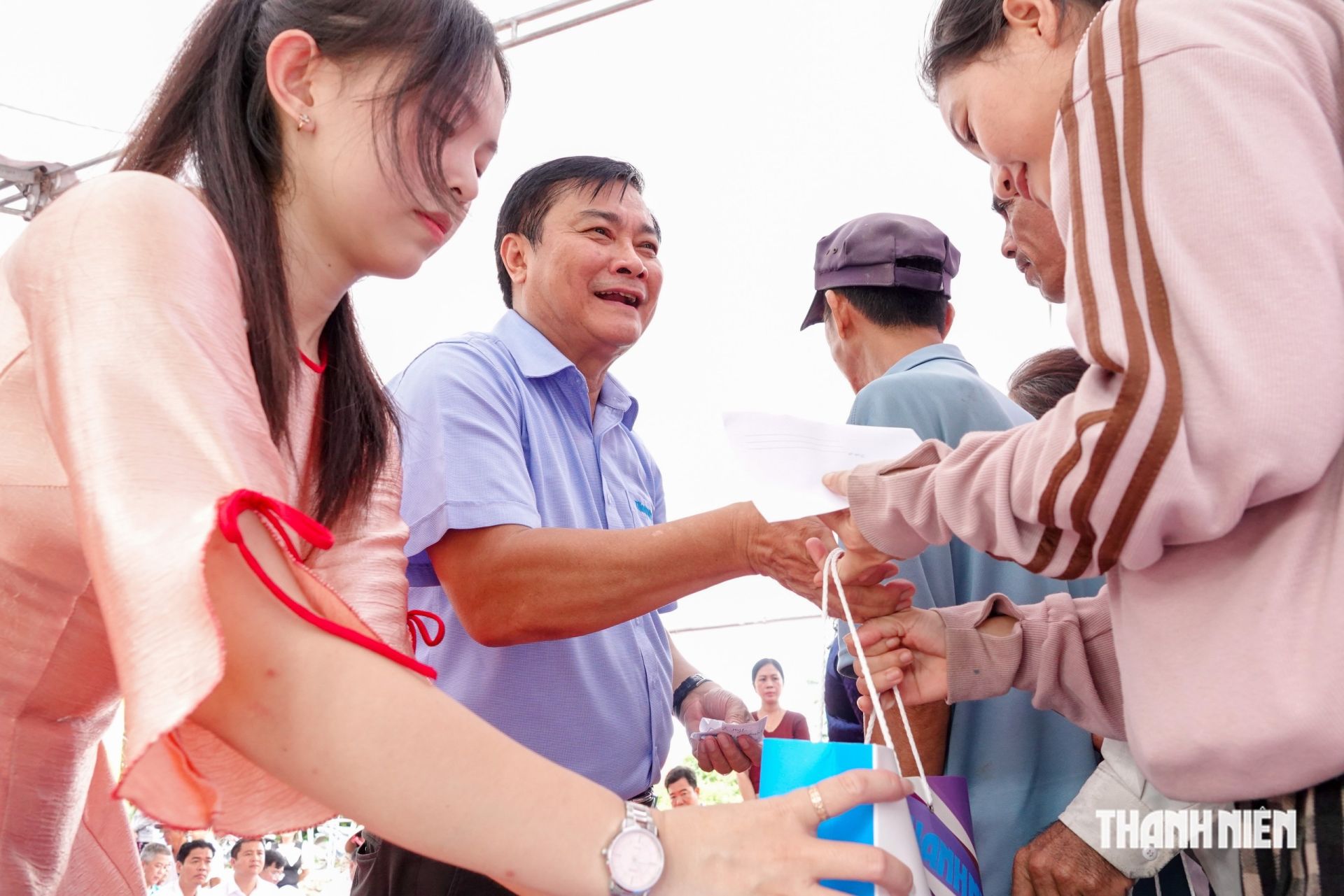 Nh&agrave; b&aacute;o Nguyễn Ngọc To&agrave;n, Tổng bi&ecirc;n tập B&aacute;o Thanh Ni&ecirc;n trao qu&agrave; đến c&aacute;c hộ d&acirc;n.