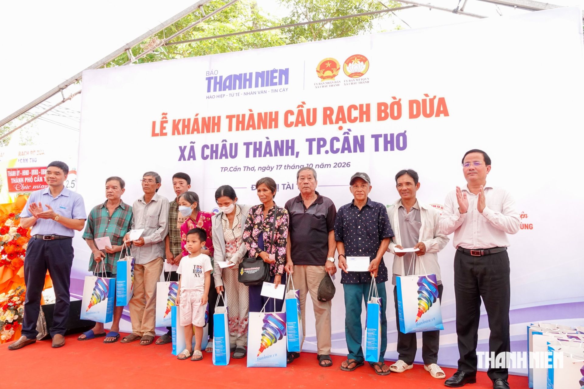 Mỗi phần qu&agrave; l&agrave; 1 t&uacute;i nhu yếu phẩm v&agrave; 500.000 đồng.
