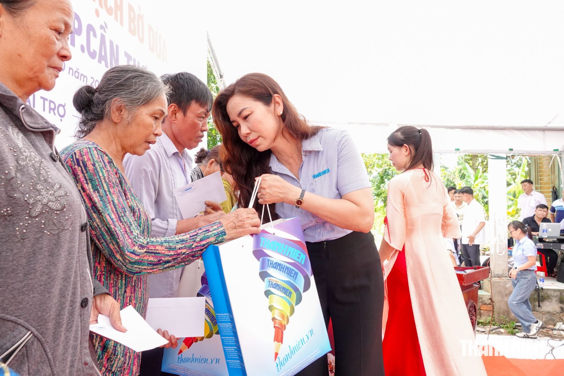 Niềm vui nh&acirc;n đ&ocirc;i với b&agrave; con x&atilde; Ch&acirc;u Th&agrave;nh trong ng&agrave;y kh&aacute;nh th&agrave;nh cầu Rạch Bờ Dừa.