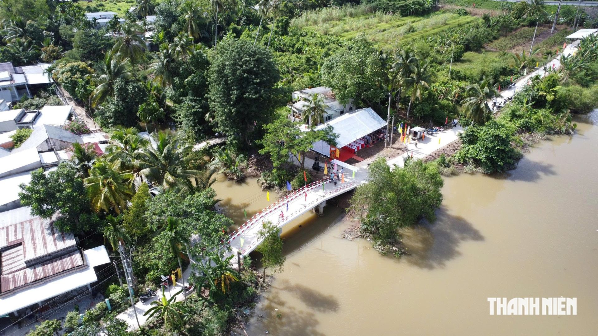 C&acirc;y cầu mới gi&uacute;p b&agrave; con đi lại thuận tiện, an to&agrave;n hơn.