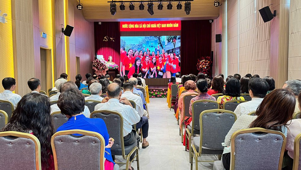 C&aacute;c đại biểu theo d&otilde;i ph&oacute;ng sự &ldquo;Phường Cửa Nam - Dấu ấn từ việc l&agrave;m của những con người b&igrave;nh dị&rdquo;.