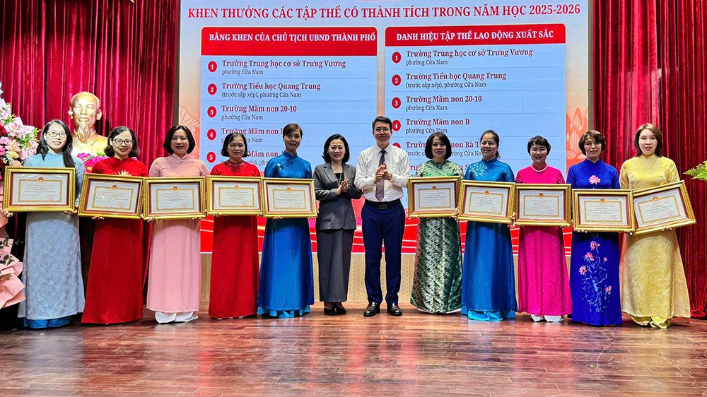 Đại diện c&aacute;c trường học tr&ecirc;n địa b&agrave;n phường Cửa Nam nhận khen thưởng tại hội nghị.