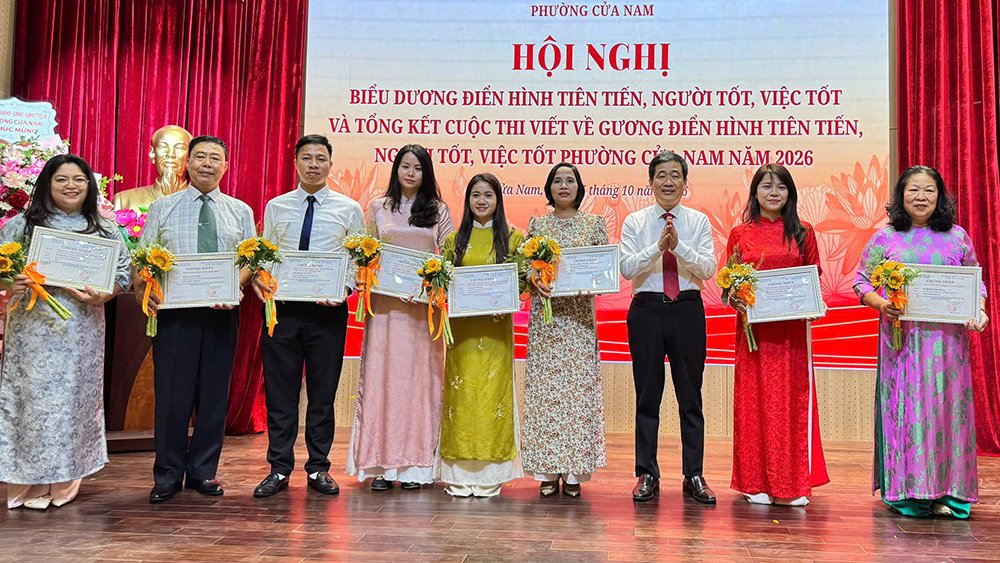 L&atilde;nh đạo phường Cửa Nam biểu dương c&aacute;c gương điển h&igrave;nh ti&ecirc;n tiến &ldquo;Người tốt, việc tốt&rdquo; năm 2026.