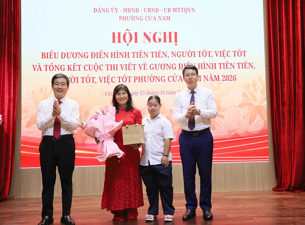 B&aacute;c Nguyễn Ho&agrave;ng Trường - B&iacute; thư Đảng ủy, Chủ tịch HĐND phường Cửa Nam v&agrave; b&aacute;c Nguyễn Quốc Ho&agrave;n - Chủ tịch UBND phường tặng hoa ch&uacute;c mừng c&ocirc; gi&aacute;o Trịnh Thị Hằng.