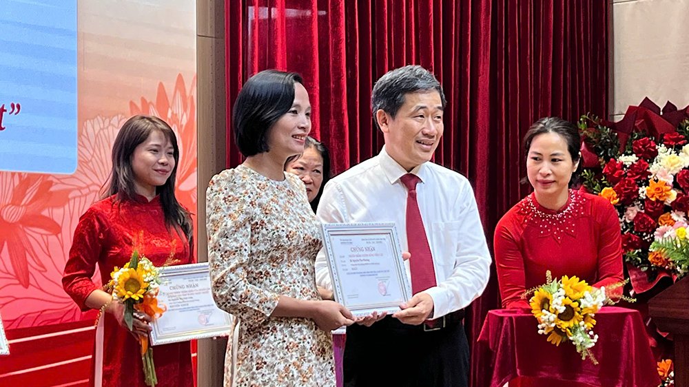 B&aacute;c Nguyễn Thu Phương nhận giải Nhất Cuộc thi viết về gương điển h&igrave;nh ti&ecirc;n tiến, người tốt, việc tốt trong phong tr&agrave;o thi đua y&ecirc;u nước phường Cửa Nam năm 2026 với t&aacute;c phẩm &ldquo;Người trồng xương rồng tr&ecirc;n c&aacute;t&rdquo;.