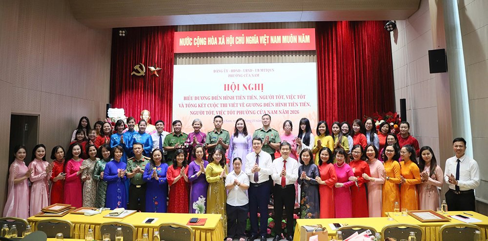 C&aacute;c đại biểu tham dự hội nghị chụp ảnh lưu niệm.
