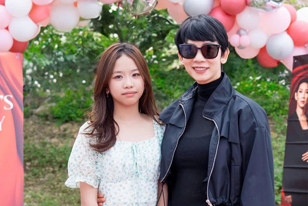 Nguyễn Phương Nghi (b&ecirc;n tr&aacute;i) chụp ảnh lưu niệm c&ugrave;ng kh&aacute;ch mời tại một sự kiện thời trang.