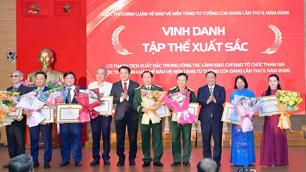 B&aacute;c Nguyễn Phi Long - Ủy vi&ecirc;n Trung ương Đảng, Ph&oacute; B&iacute; thư Thường trực Đảng ủy Mặt trận Tổ quốc (MTTQ), c&aacute;c đo&agrave;n thể Trung ương, Ph&oacute; Chủ tịch Ủy ban Trung ương MTTQ Việt Nam v&agrave; b&aacute;c Ng&ocirc; Văn Cương - Ph&oacute; B&iacute; thư chuy&ecirc;n tr&aacute;ch Đảng ủy MTTQ, c&aacute;c đo&agrave;n thể Trung ương trao bằng khen cho 8 tập thể xuất sắc, gồm: Đảng bộ Trung ương Hội Li&ecirc;n hiệp Phụ nữ Việt Nam; Đảng bộ Trung ương Hội N&ocirc;ng d&acirc;n Việt Nam; Đảng bộ Trung ương Hội Cựu chiến binh Việt Nam; Đảng bộ Li&ecirc;n hiệp c&aacute;c tổ chức hữu nghị Việt Nam; Đảng bộ Trung ương Đo&agrave;n TNCS Hồ Ch&iacute; Minh; Chi bộ Hội Nạn nh&acirc;n chất độc da cam/dioxin Việt Nam; Chi bộ Hội Người m&ugrave; Việt Nam v&agrave; Đo&agrave;n TNCS Hồ Ch&iacute; Minh MTTQ, c&aacute;c đo&agrave;n thể Trung ương.