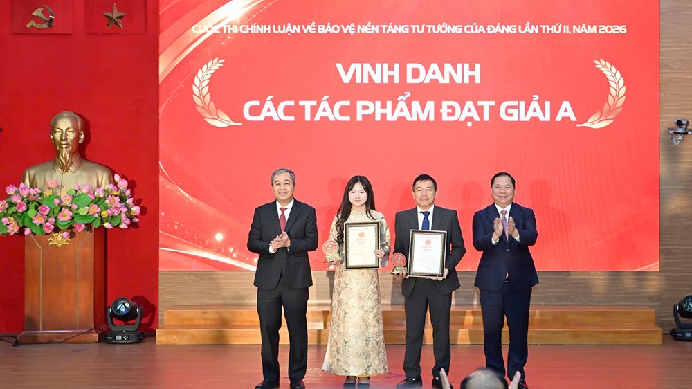 B&aacute;c Ng&ocirc; Đ&ocirc;ng Hải - Ph&oacute; Trưởng Ban Tuy&ecirc;n gi&aacute;o Trung ương v&agrave; b&aacute;c Nguyễn Phi Long - Ph&oacute; B&iacute; thư Thường trực Đảng ủy MTTQ, c&aacute;c đo&agrave;n thể Trung ương, Ph&oacute; Chủ tịch Ủy ban Trung ương MTTQ Việt Nam trao giải A cho đại diện c&aacute;c t&aacute;c giả, nh&oacute;m t&aacute;c giả đoạt giải.