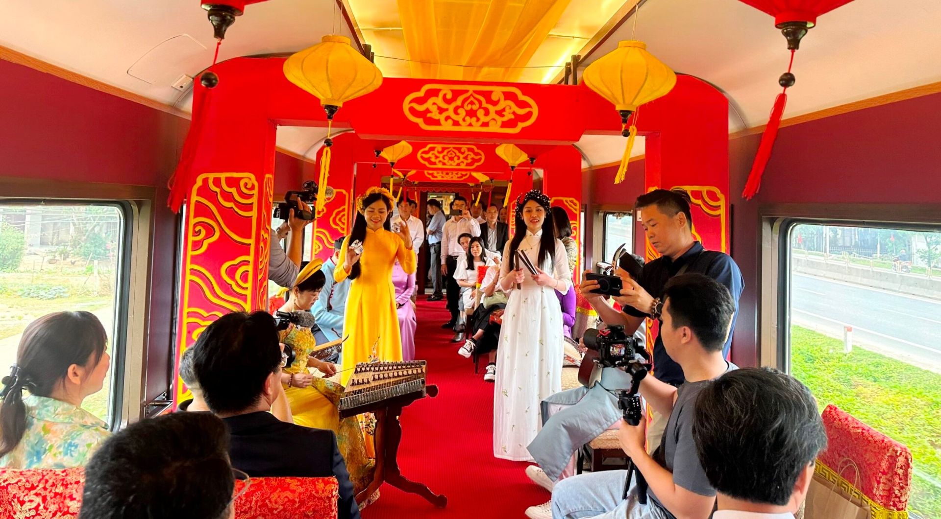 Vietnam Central Heritage Connection lấy cảnh quan v&agrave; di sản miền Trung l&agrave;m gi&aacute; trị cốt l&otilde;i.