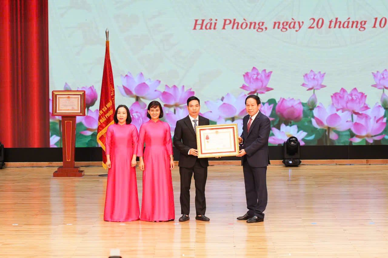 Ph&oacute; Thủ tướng L&ecirc; Tiến Ch&acirc;u trao Hu&acirc;n chương Lao động Hạng 3 cho Đảng bộ trường THCS Hồng B&agrave;ng.