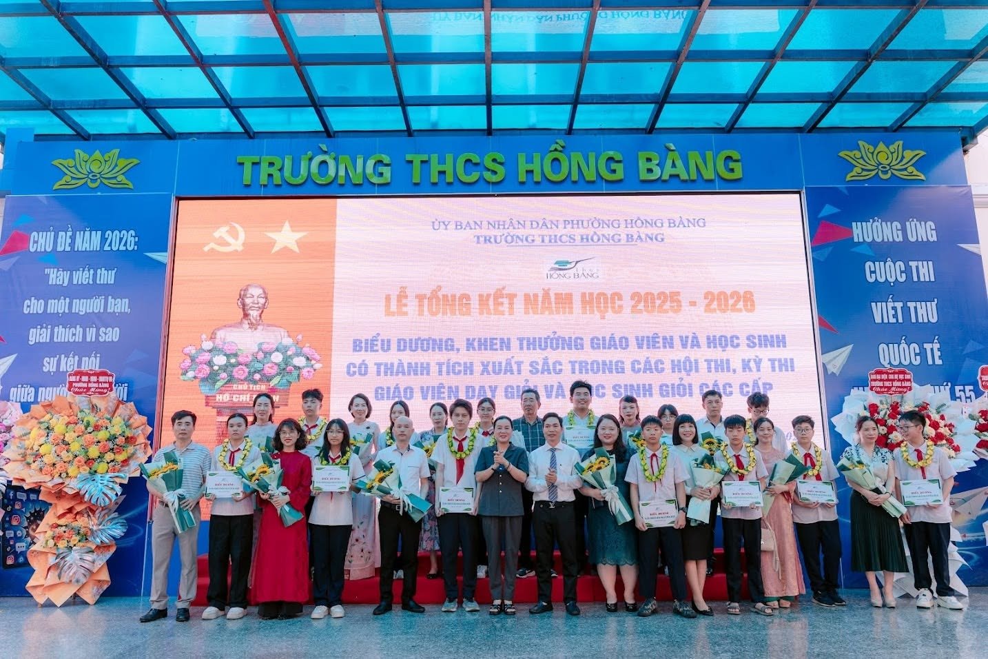 Nh&agrave; trường biểu dương c&aacute;c bạn học sinh