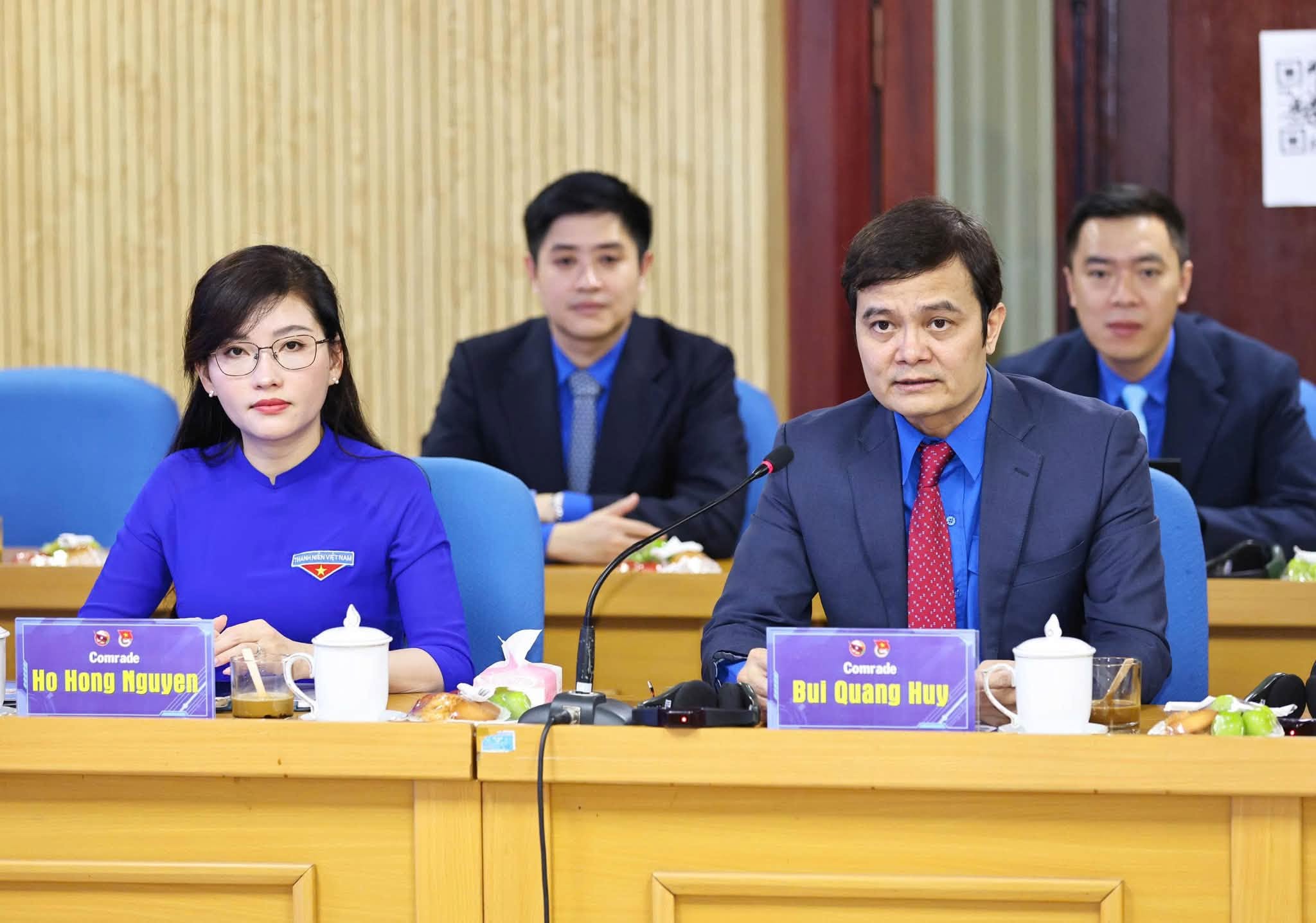 Anh B&ugrave;i Quang Huy - B&iacute; thư thứ nhất Trung ương Đo&agrave;n TNCS Hồ Ch&iacute; Minh trao đổi tại hội đ&agrave;m. Ảnh: Đo&agrave;n Thanh ni&ecirc;n.