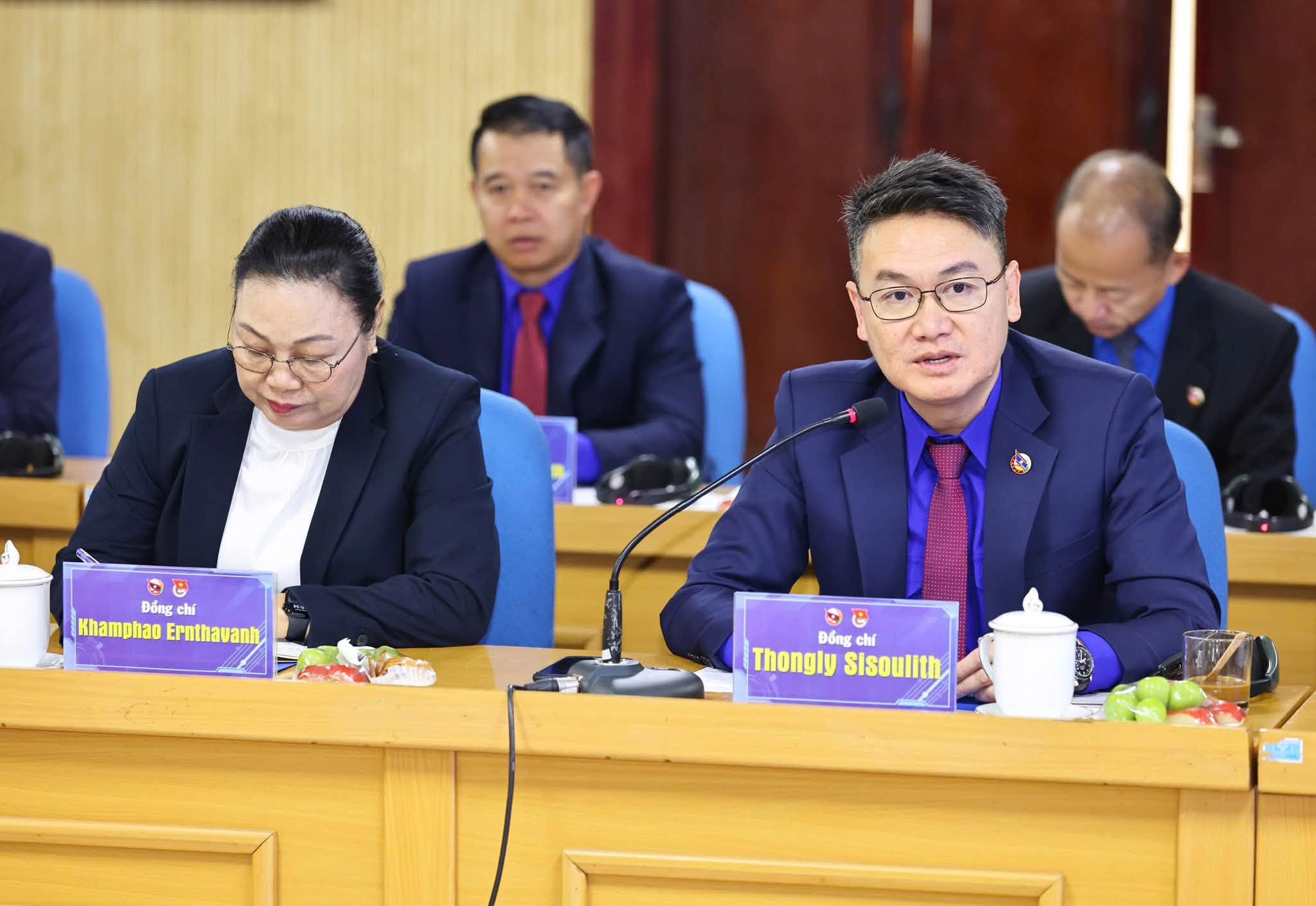 Anh Thongly Sisoulith - B&iacute; thư Trung ương Đo&agrave;n Thanh ni&ecirc;n Nh&acirc;n d&acirc;n C&aacute;ch mạng L&agrave;o (b&ecirc;n phải) ph&aacute;t biểu tại hội đ&agrave;m. Ảnh: Đo&agrave;n Thanh ni&ecirc;n.