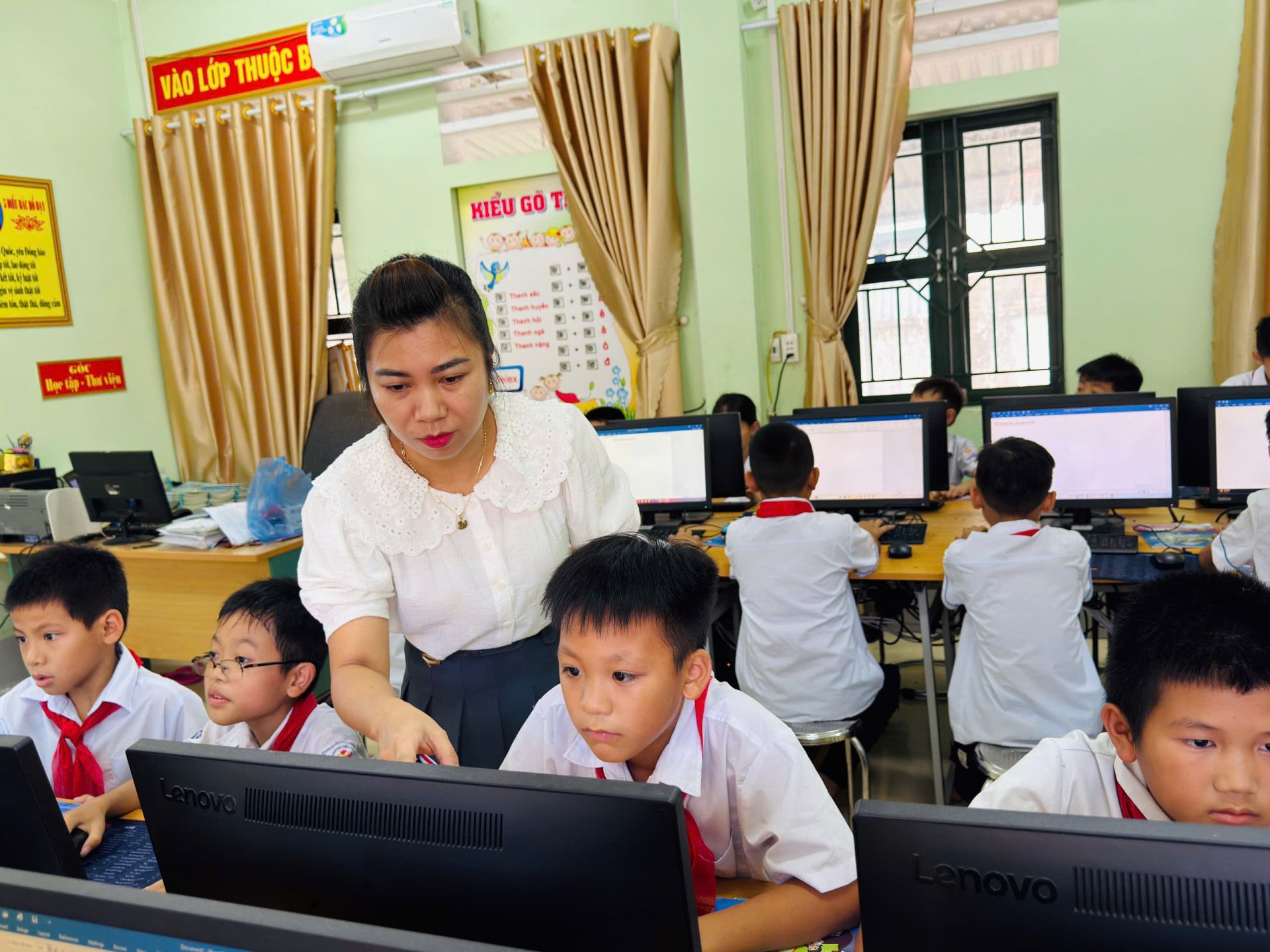 C&ocirc; Phương Thảo d&agrave;nh nhiều t&acirc;m huyết v&agrave; s&aacute;ng tạo để &aacute;p dụng c&ocirc;ng nghệ để n&acirc;ng cao hiệu quả trong c&ocirc;ng t&aacute;c giảng dạy. 