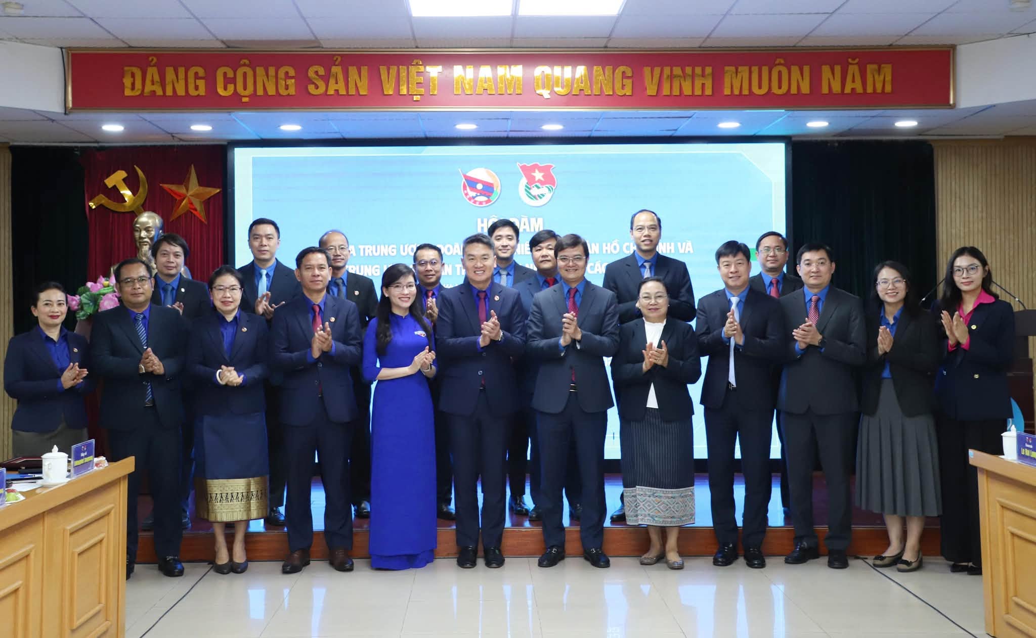 L&atilde;nh đạo v&agrave; đại biểu Trung ương Đo&agrave;n hai nước Việt Nam - L&agrave;o chụp ảnh lưu niệm tại hội đ&agrave;m ng&agrave;y 20/10/2026, ở H&agrave; Nội. Ảnh: Đo&agrave;n Thanh ni&ecirc;n.