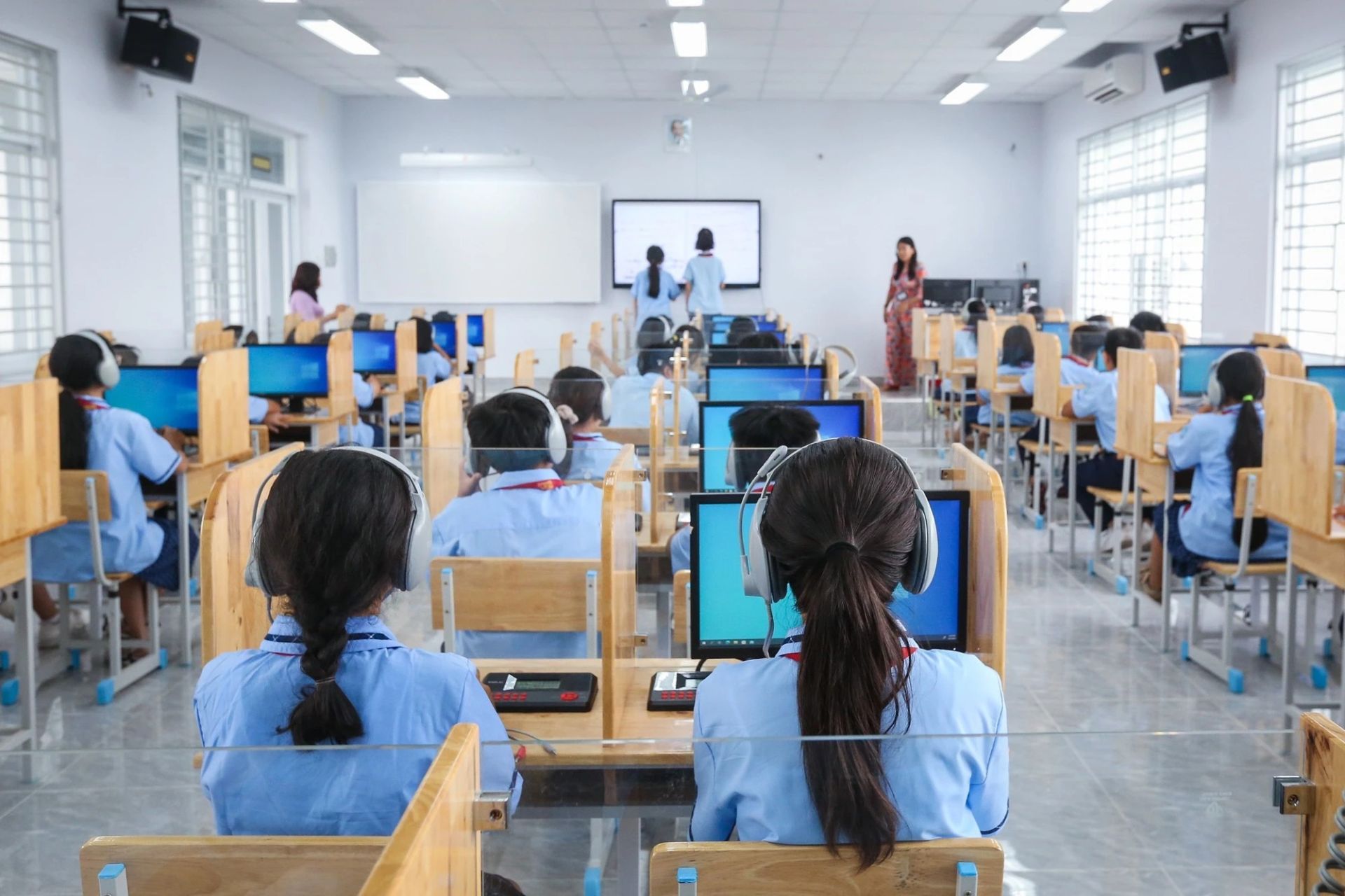 C&aacute;c cơ sở gi&aacute;o dục tổ chức thi tr&ecirc;n m&aacute;y t&iacute;nh khi đủ điều kiện.