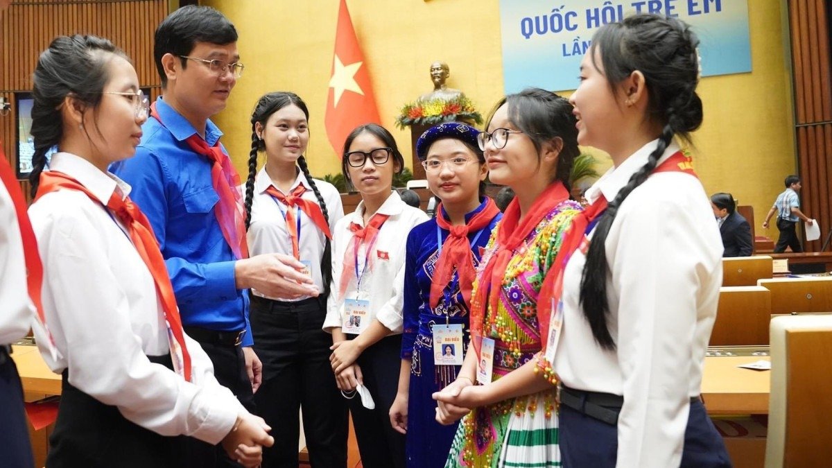 B&iacute; thư thứ nhất Trung ương Đo&agrave;n B&ugrave;i Quang Huy gặp gỡ c&aacute;c đại biểu tham dự Phi&ecirc;n họp giả định 