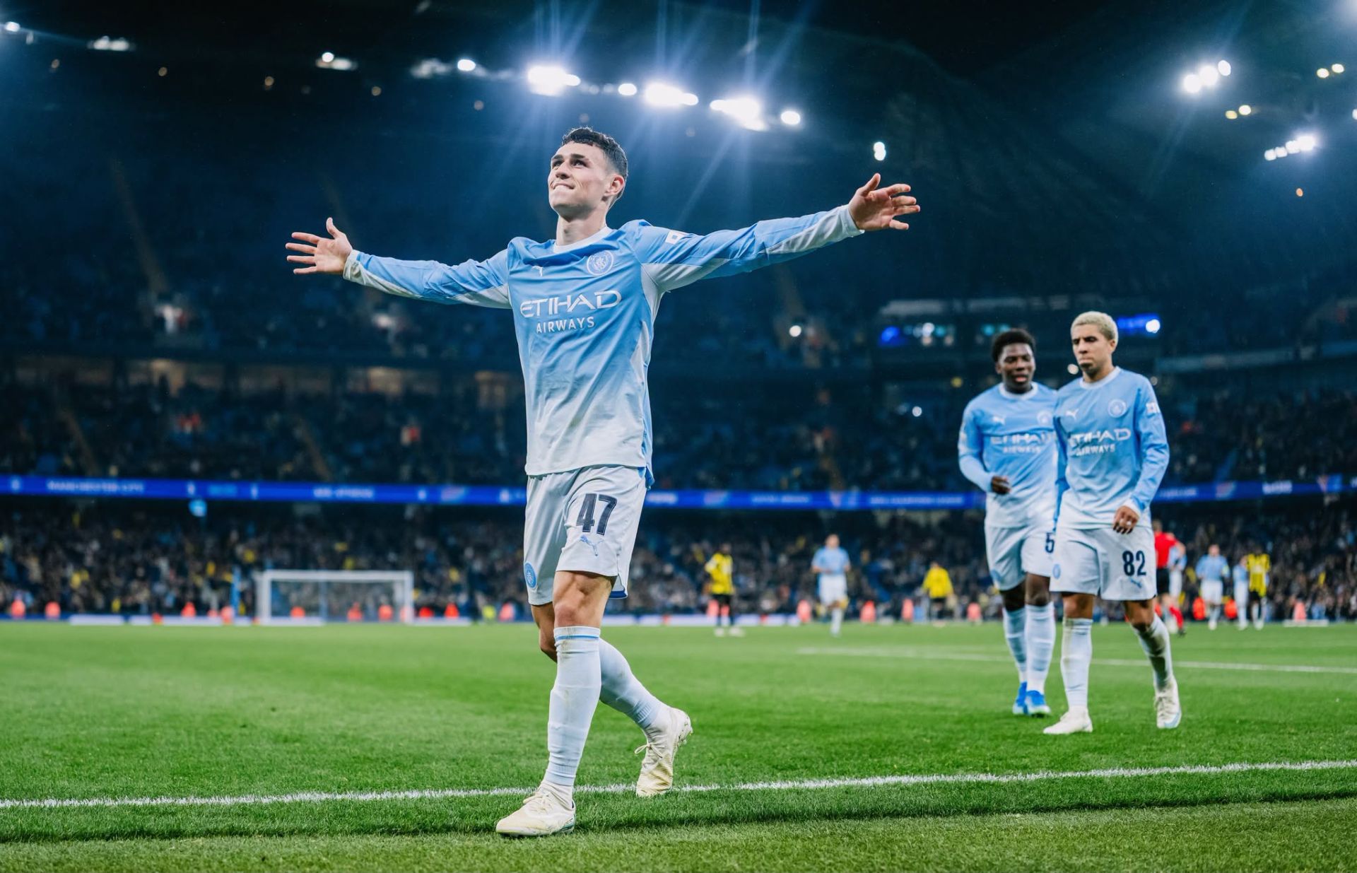 Phil Foden ăn mừng sau khi ho&agrave;n tất c&uacute; hat-trick. 