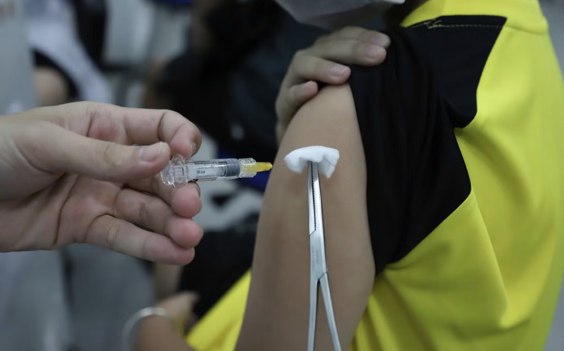 Ti&ecirc;m vaccine l&agrave; một trong những biện ph&aacute;p chủ động ph&ograve;ng bệnh vi&ecirc;m n&atilde;o m&ocirc; cầu.
