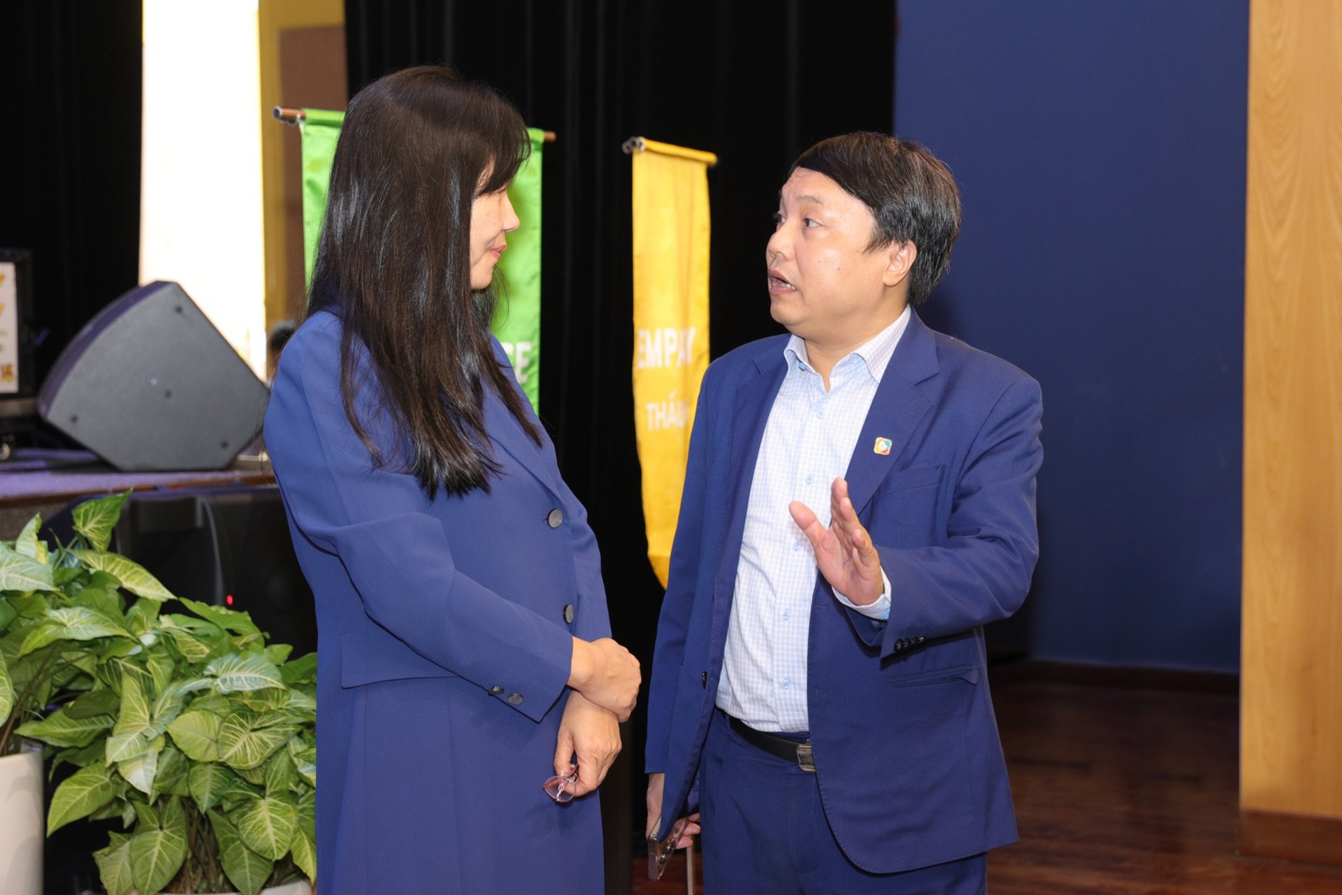 TS. Tạ Ngọc Tr&iacute; - Ph&oacute; Vụ trưởng Vụ Gi&aacute;o dục Phổ th&ocirc;ng, Bộ GD&ĐT trao đổi c&ugrave;ng TS. Lan Dung - Cố vấn cấp cao Trường Phổ th&ocirc;ng Li&ecirc;n cấp Song ngữ Quốc tế Wellspring Hanoi về vấn đề: Bảo vệ trẻ em tr&ecirc;n kh&ocirc;ng gian số cần sự phối hợp chặt chẽ giữa gia đ&igrave;nh, nh&agrave; trường v&agrave; c&aacute;c cơ quan chức năng.