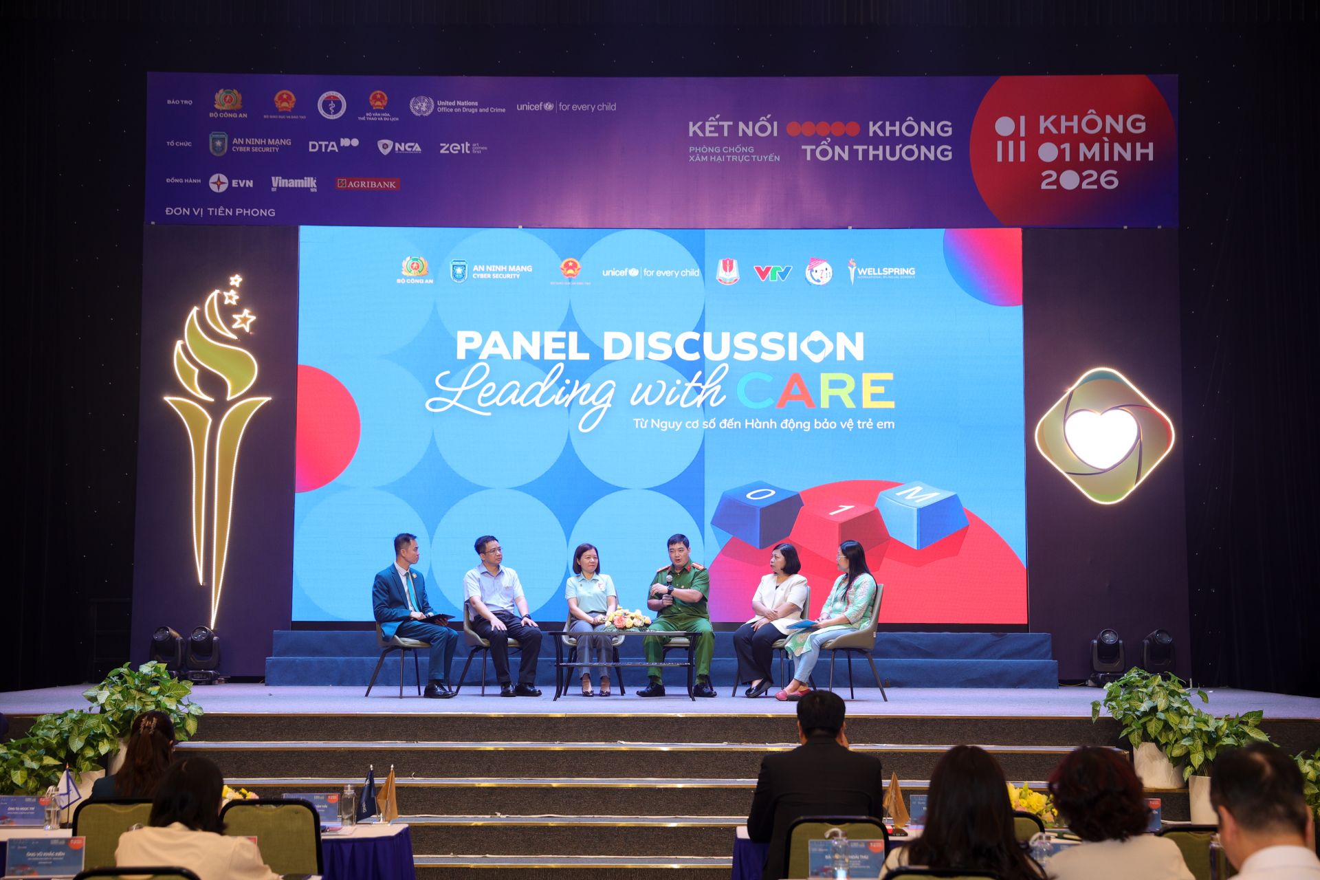 Tọa đ&agrave;m &ldquo;Leading with Care&rdquo; mang đến những g&oacute;c nh&igrave;n đa chiều, th&ocirc;ng điệp &yacute; nghĩa v&agrave; giải ph&aacute;p thiết thực về an to&agrave;n số cho nh&agrave; trường, phụ huynh v&agrave; học sinh.