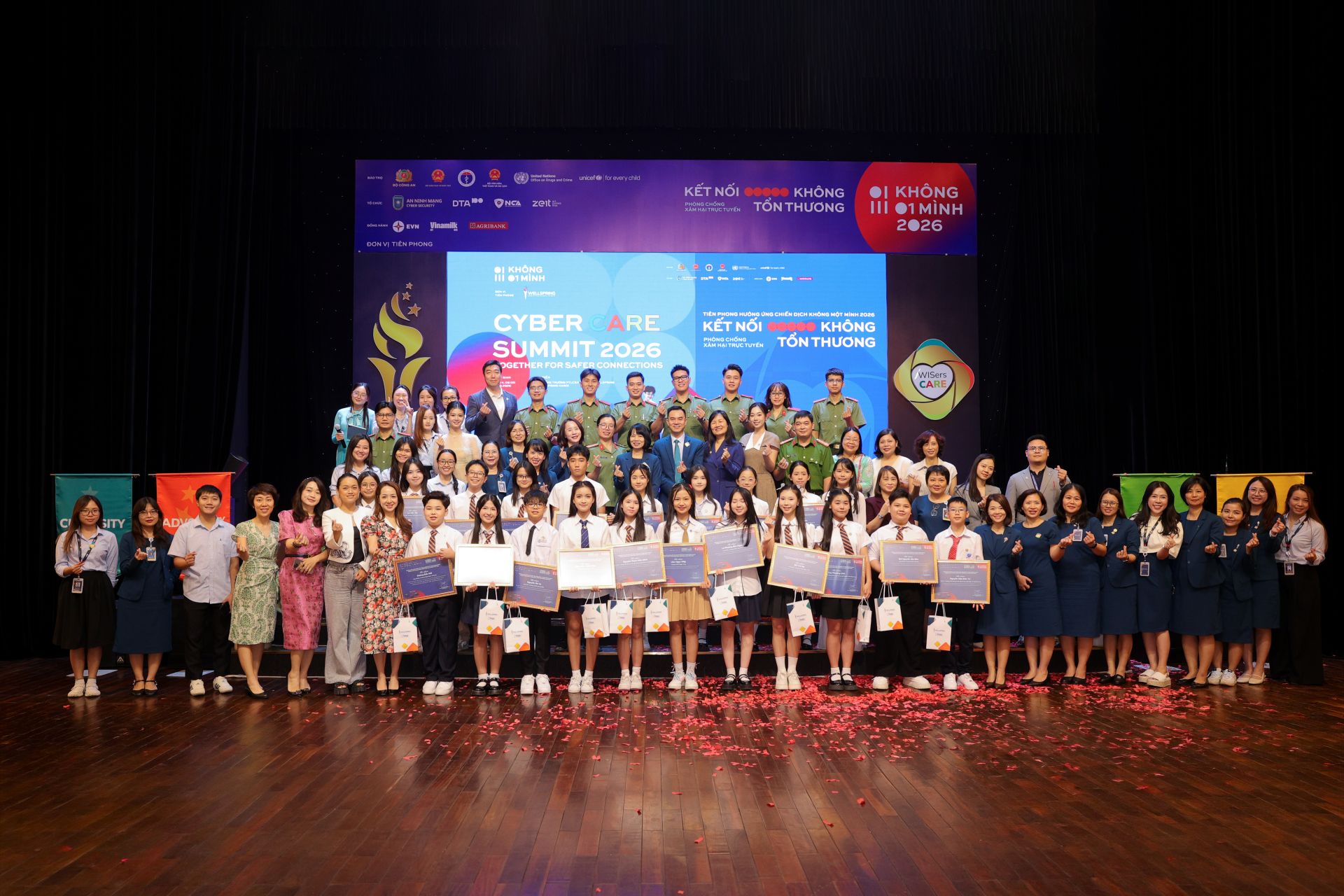 C&aacute;c đại biểu chụp ảnh lưu niệm c&ugrave;ng c&aacute;c bạn học sinh.