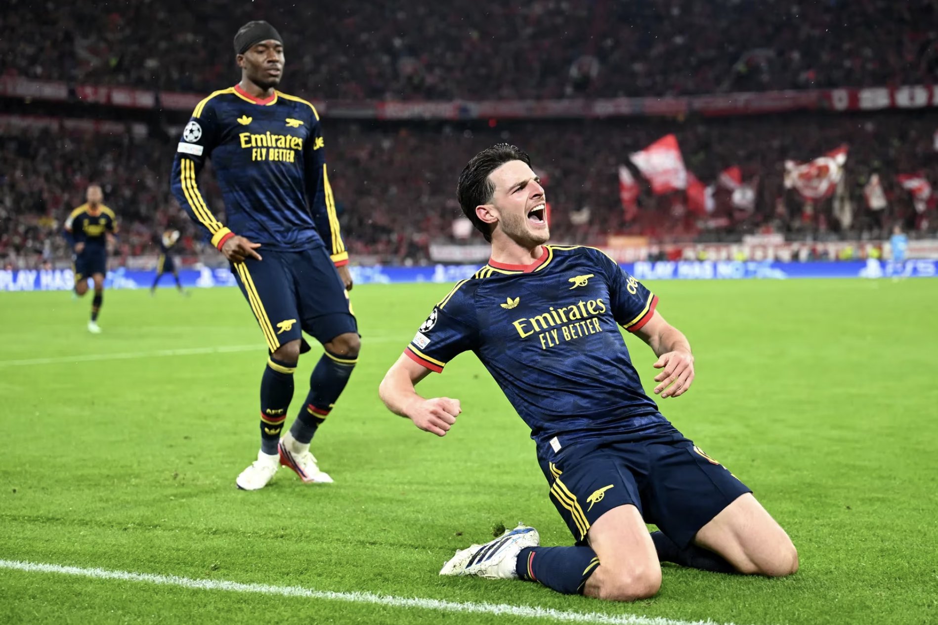 Rice ăn mừng b&agrave;n gỡ h&ograve;a 2-2 cho Arsenal.