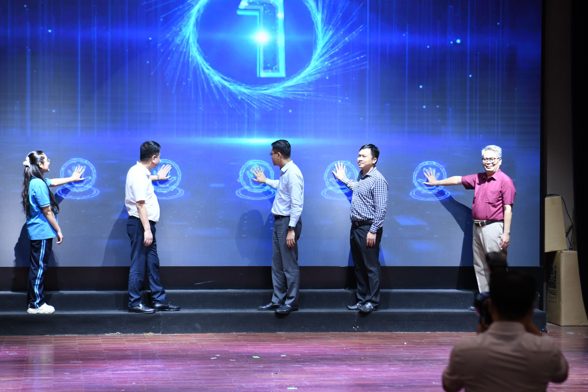 Ban Tổ chức thực hiện nghi thức ph&aacute;t động cuộc thi.