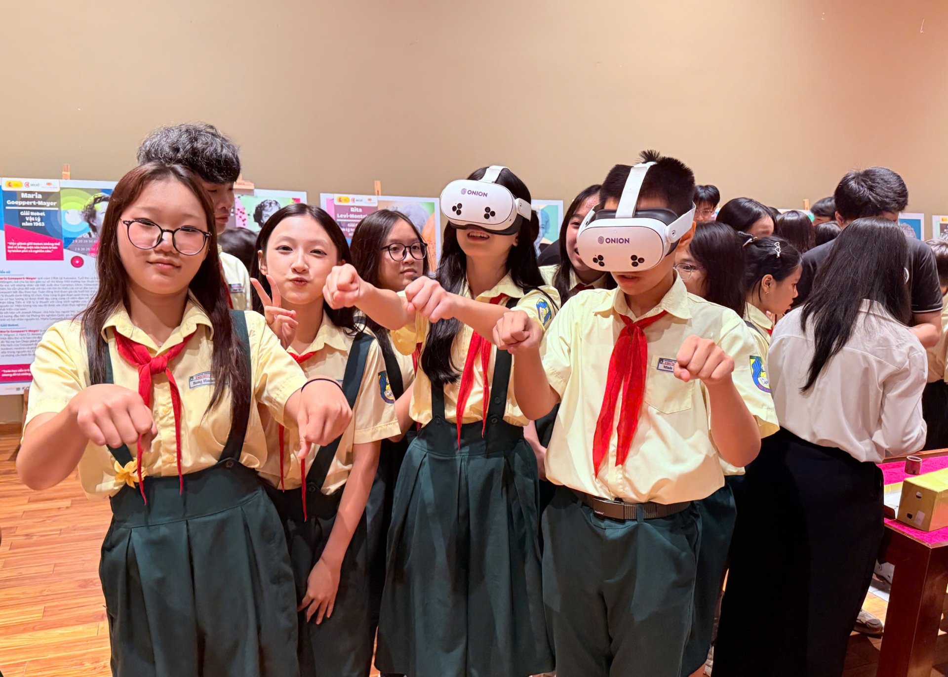 C&aacute;c bạn học sinh c&ugrave;ng trải nghiệm k&iacute;nh thực tế ảo tại Bảo t&agrave;ng Đ&agrave; Nẵng. 