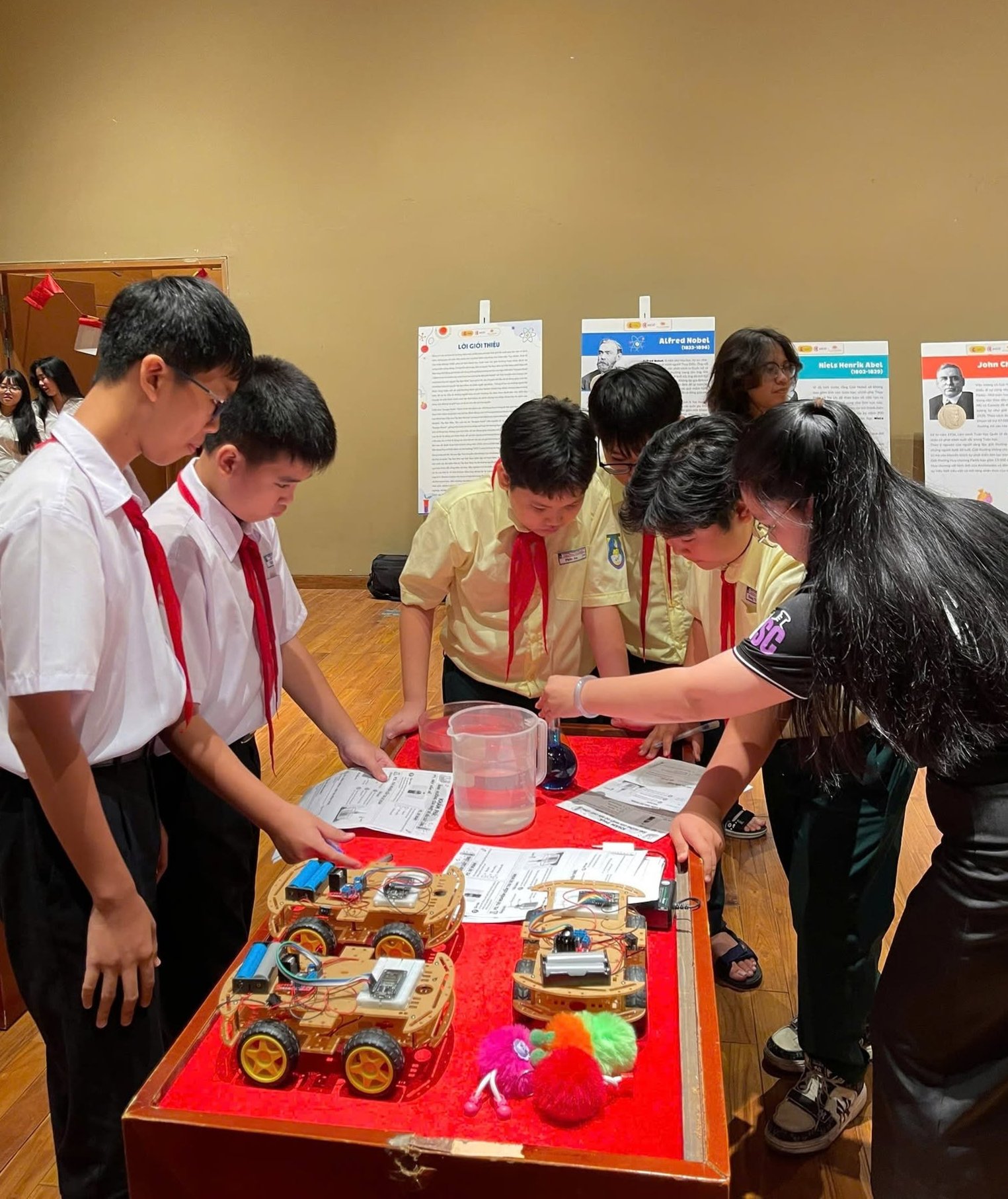C&aacute;c bạn học sinh t&igrave;m hiểu những m&ocirc; h&igrave;nh, thiết bị khoa học tại Bảo t&agrave;ng Đ&agrave; Nẵng. 
