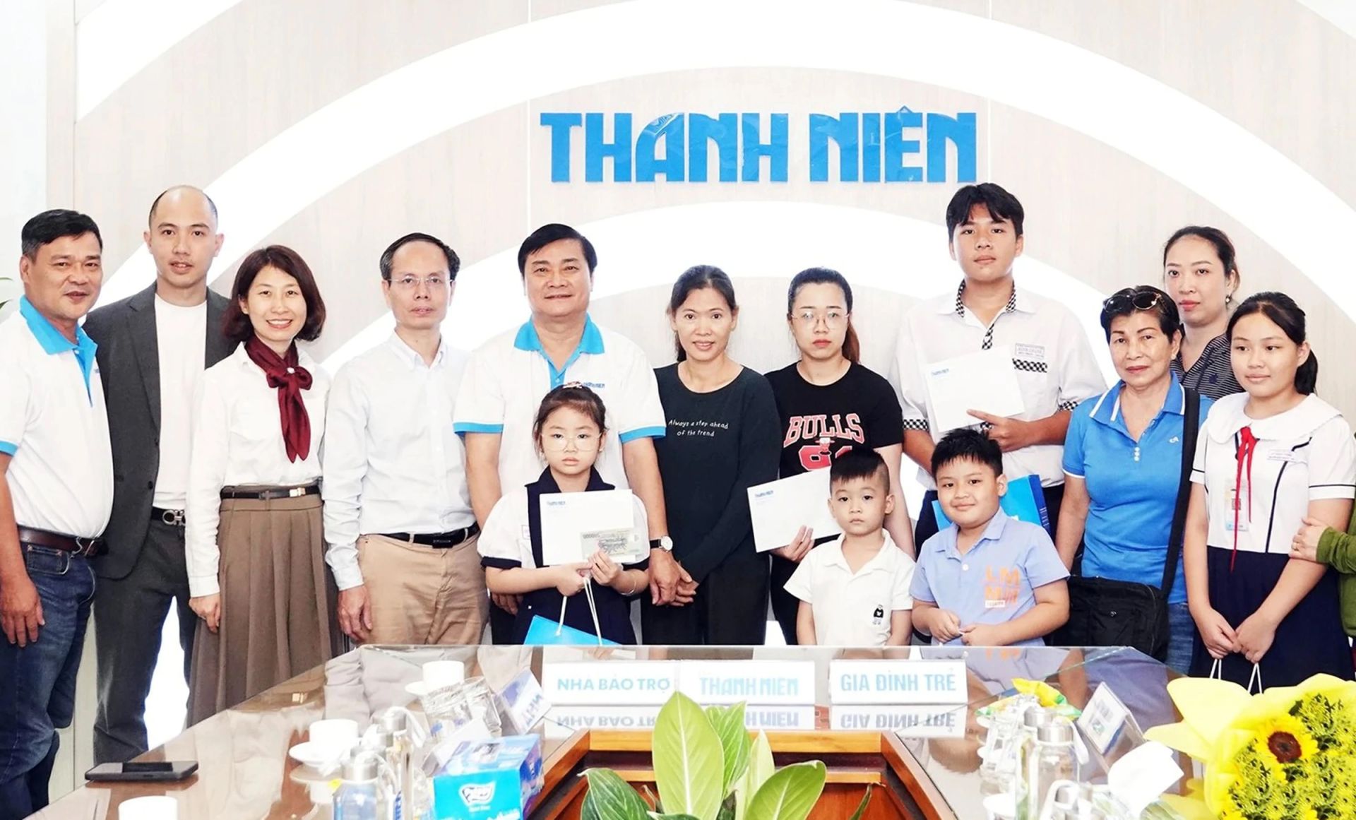 Nh&agrave; b&aacute;o Nguyễn Ngọc To&agrave;n - Tổng bi&ecirc;n tập B&aacute;o Thanh Ni&ecirc;n (thứ 6 từ tr&aacute;i qua) c&ugrave;ng c&aacute;c nh&agrave; bảo trợ, gia đ&igrave;nh v&agrave; c&aacute;c em nhỏ